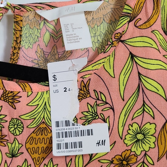 New! H&M Floral Tee - Picture 5 of 6